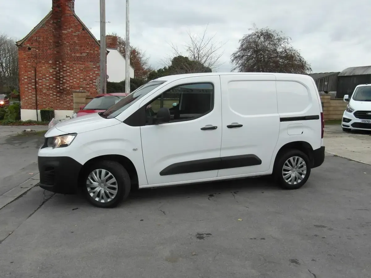 Used Peugeot Partner 131 HP (96 kW) 2020 White MPV