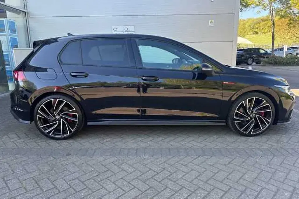 Second-hand VW Golf VIII 245 CP (180 kW) 2021