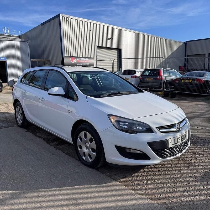 Used Vauxhall Astra S 2013 White Estate
