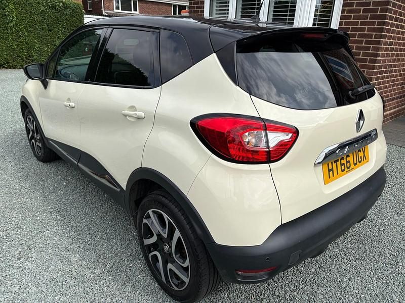 Used Renault Captur Dynamique 90 HP (66 kW) 2017 Cream/black SUV