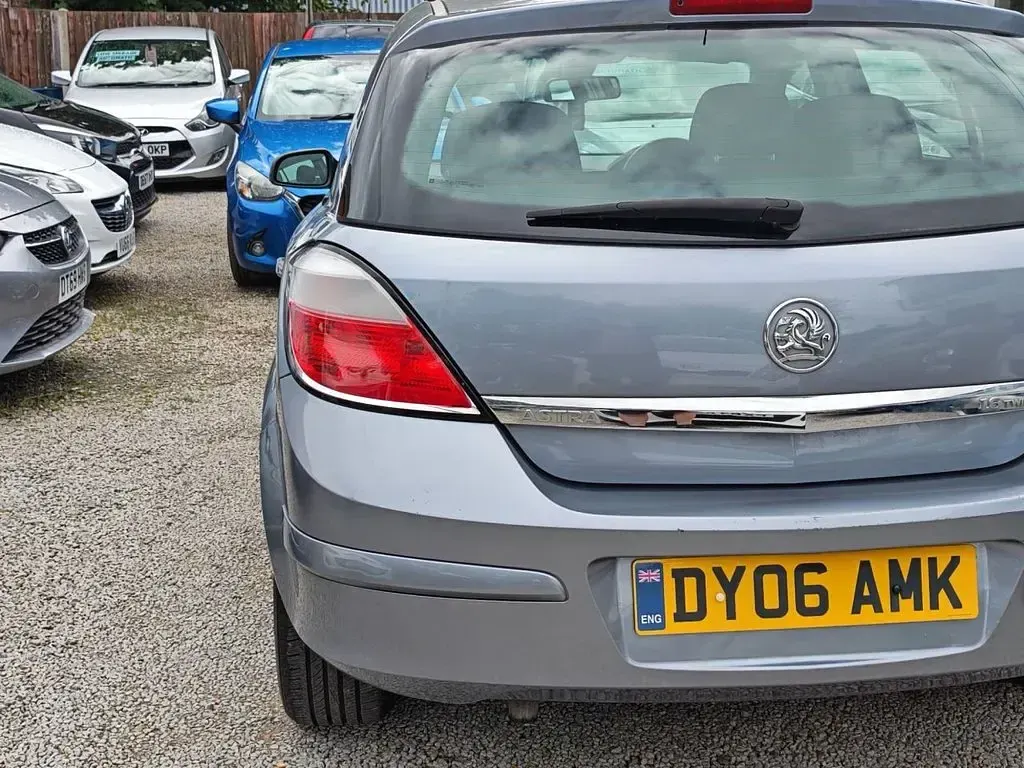 Used Vauxhall Astra Design Edition 103 HP (75 kW) 2006 Silver Hatchback
