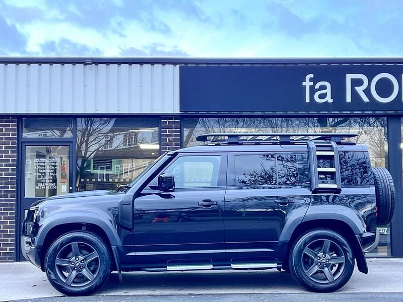 Used Land Rover Defender SE Dynamic 2022 Santorini black metallic Estate