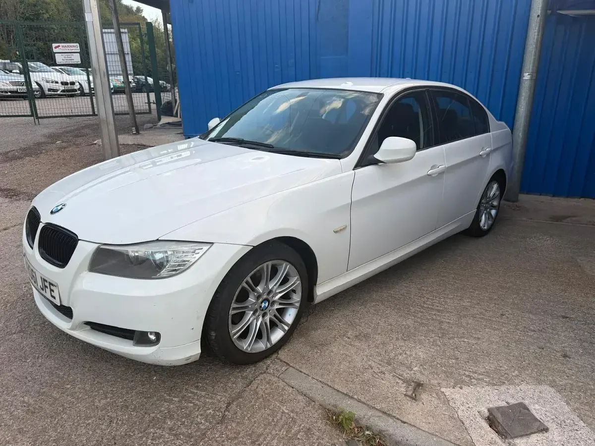 Used BMW 318 140 HP (102 kW) 2011 White Sedan