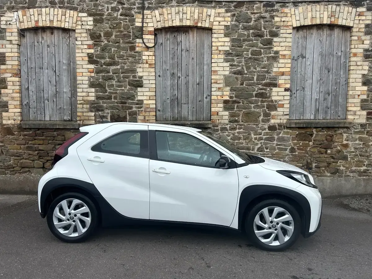 Used Toyota Aygo X PURE 72 HP (52 kW) 2022 White SUV