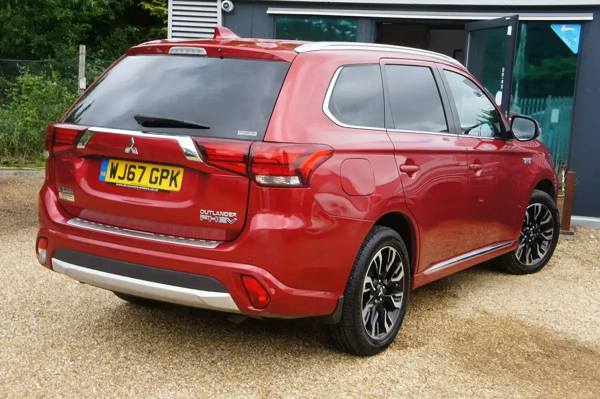 Used Mitsubishi Outlander P-HEV 2017 Red Estate