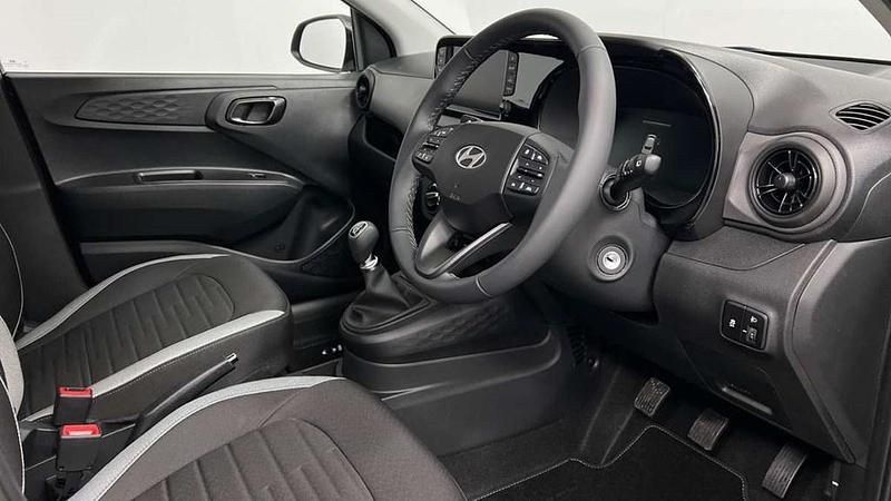 Used Hyundai i10 Advanced 62 HP (45 kW) 2024 Black Hatchback