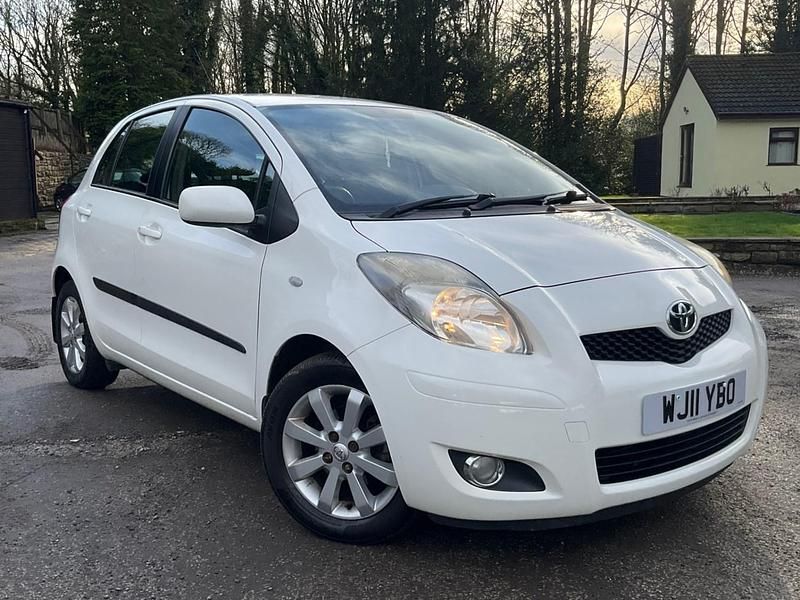 Used Toyota Yaris 90 HP (66 kW) 2011 White Hatchback