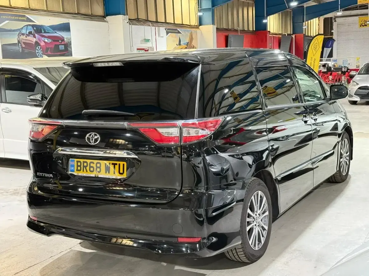 Begagnad Toyota Estima 2026 Svart Minibuss
