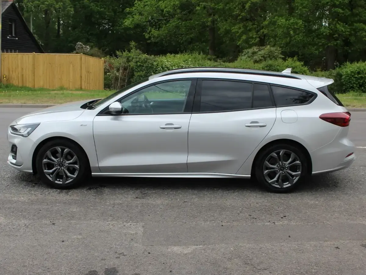Usado Ford Focus ST-Line 2023 Plateado Familiar