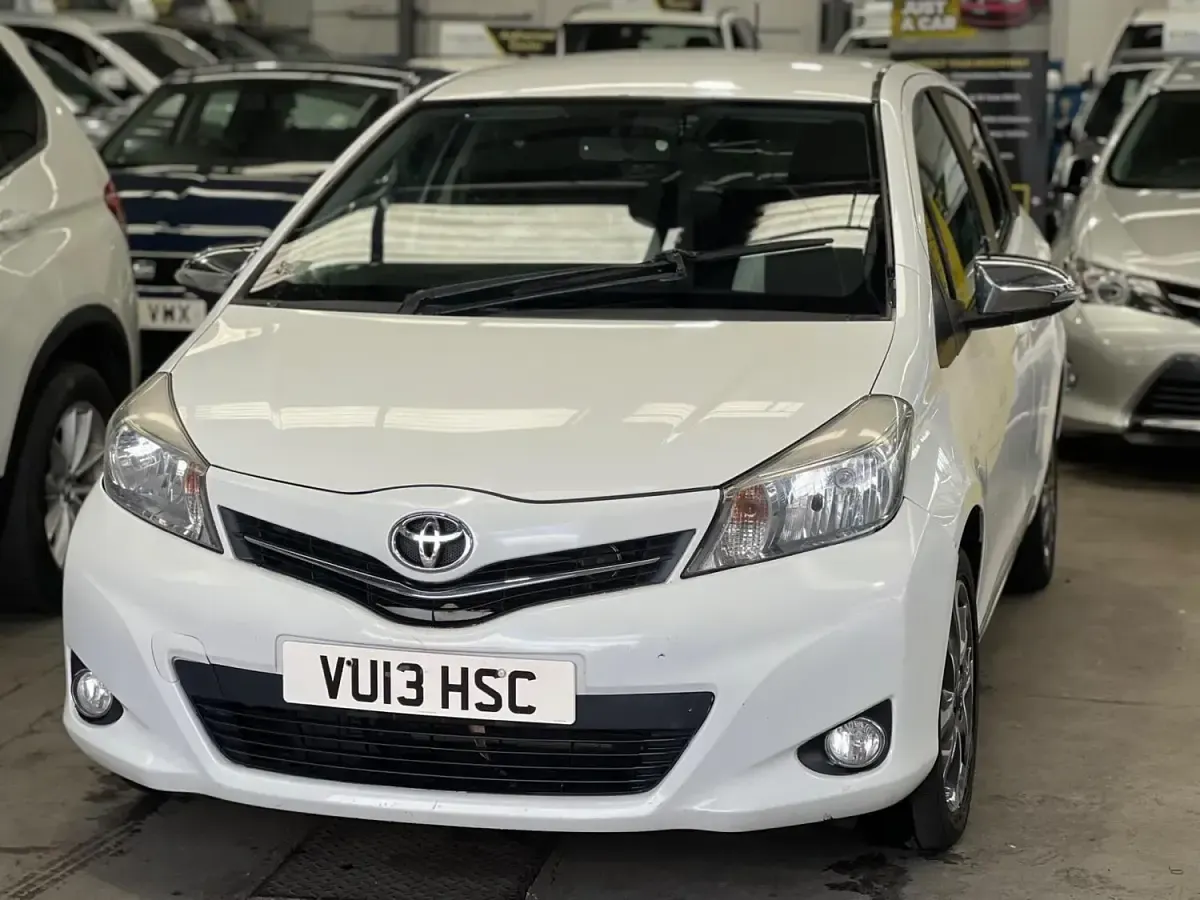 Used Toyota Yaris Trend 99 HP (72 kW) 2013 White Hatchback