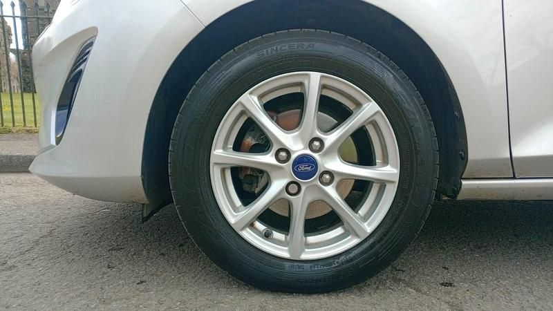 Usado Ford Fiesta Zetec 100 HP (73 kW) 2018 Prateado Citadino