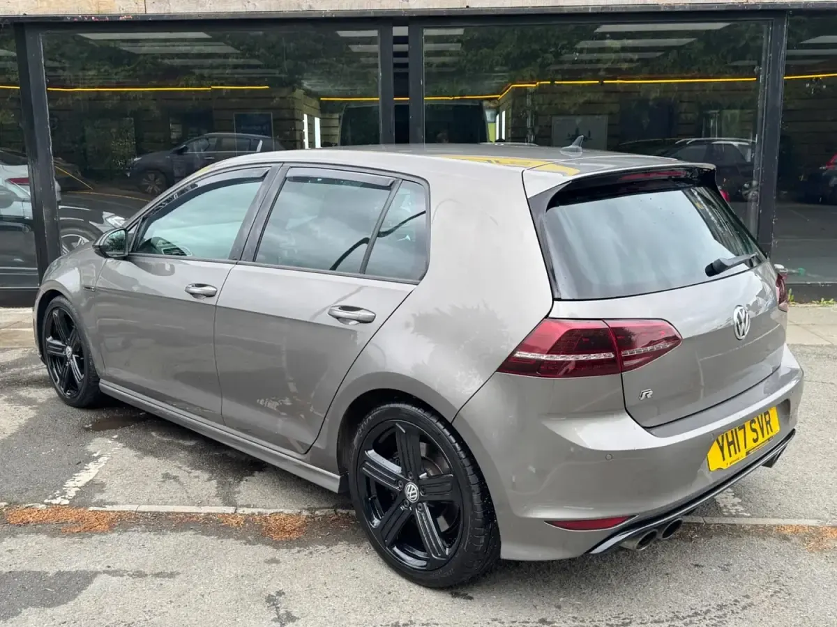 Begagnad VW Golf VII R 310 HK (228 kW) 2017 Grå Halvkombi