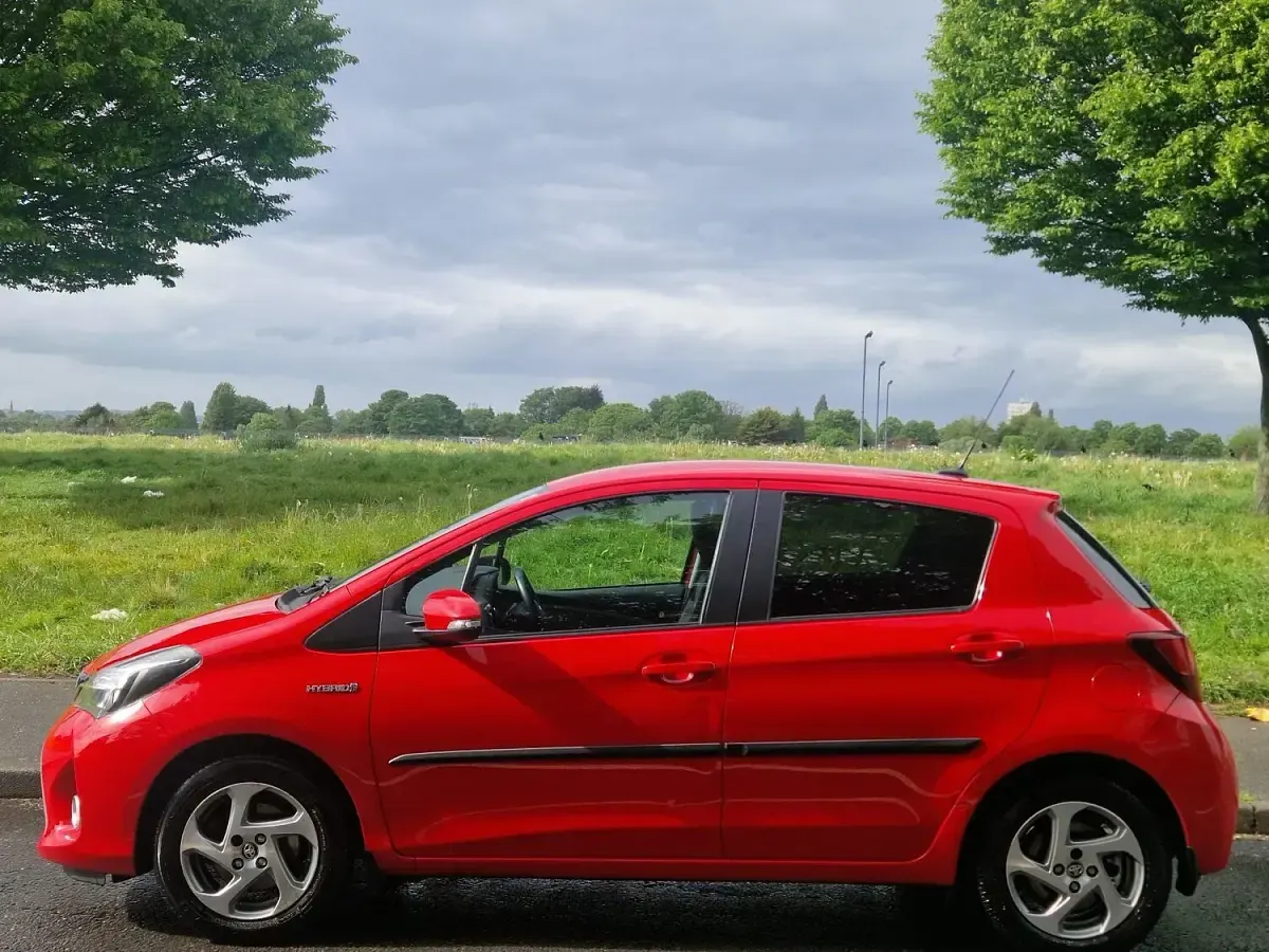 Used Toyota Yaris Hybrid 2017 Red Hatchback