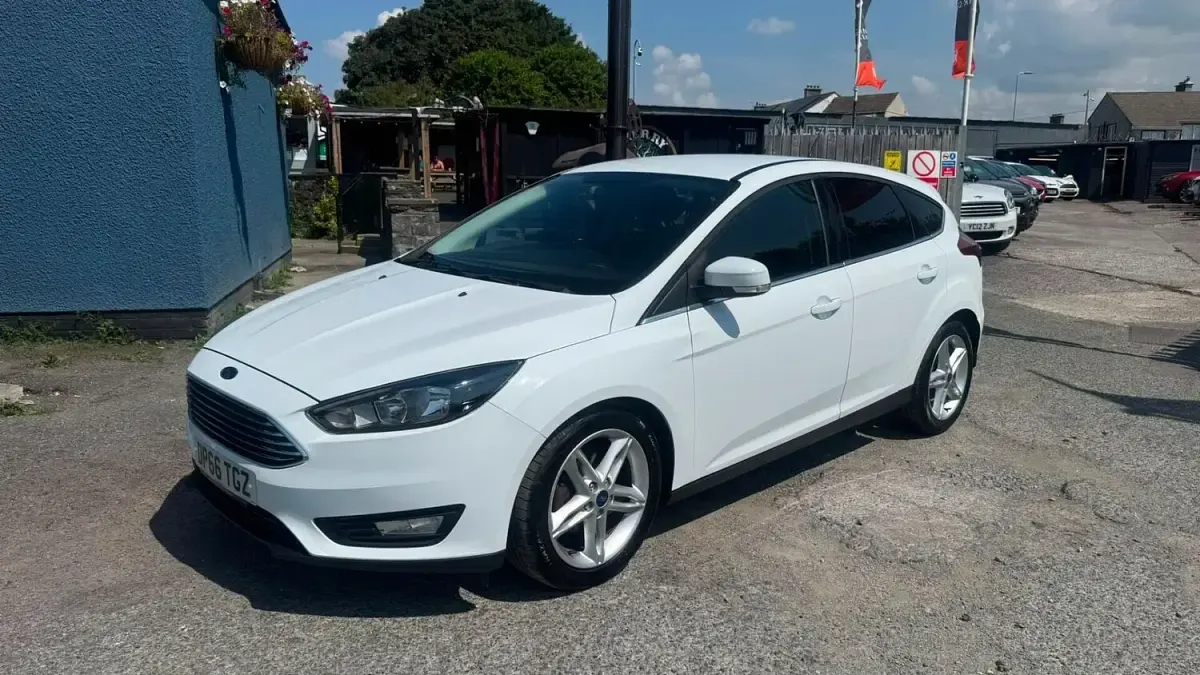 Used Ford Focus Zetec 125 HP (91 kW) 2016 White Hatchback