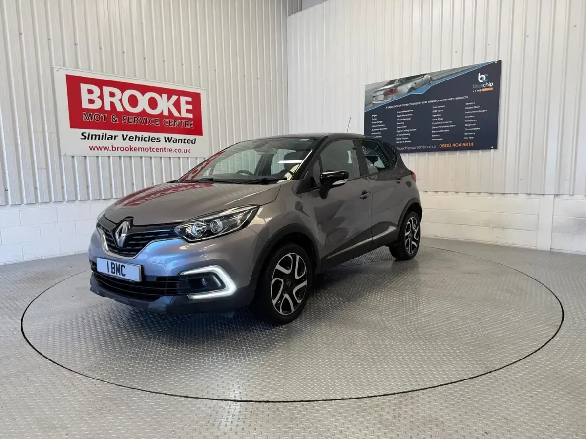 Used Renault Captur Dynamique 90 HP (66 kW) 2017 Grey/black SUV