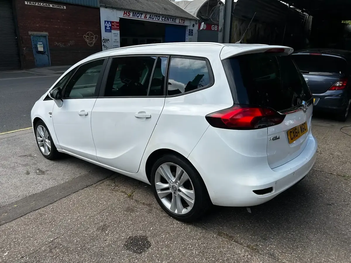 Used Vauxhall Zafira SRi 170 HP (125 kW) 2014 White MPV