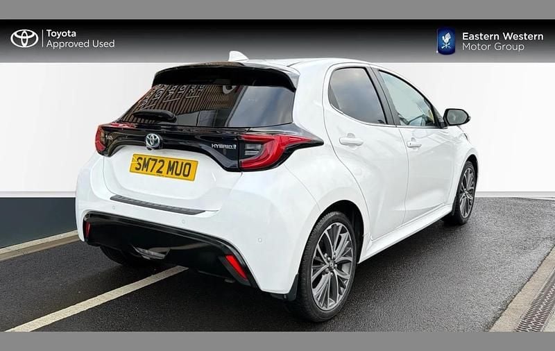Used Toyota Yaris Hybrid 113 HP (83 kW) 2022 White Hatchback