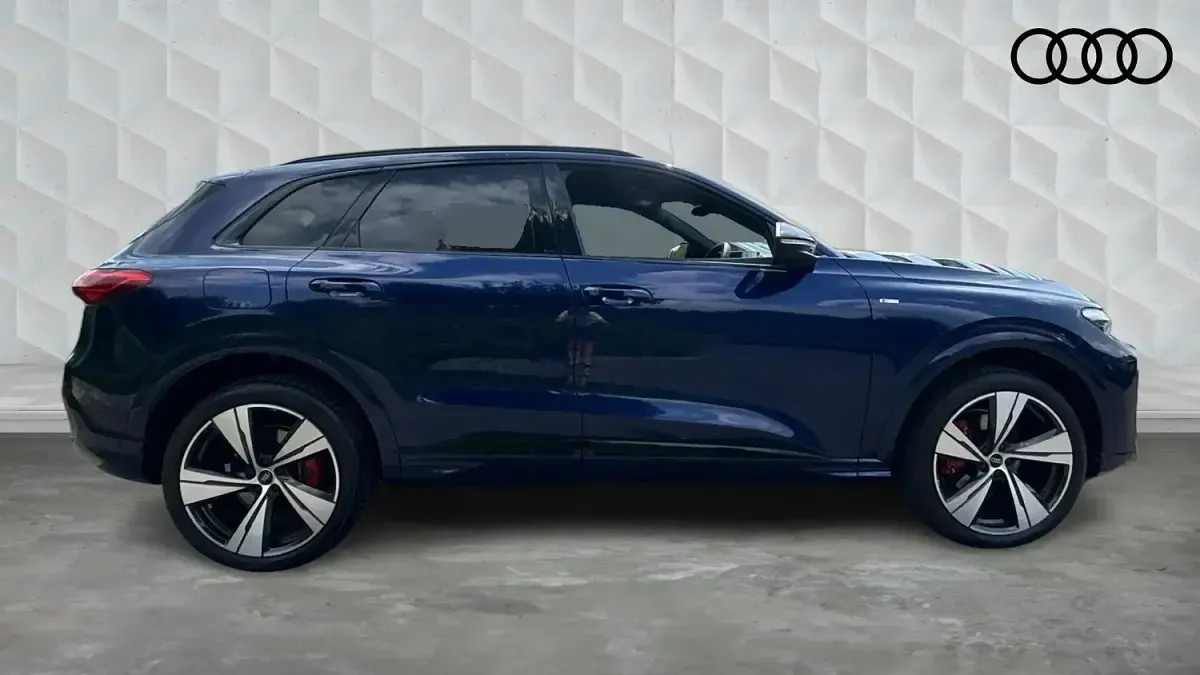 Used Audi Q5 Advanced 200 HP (147 kW) 2025 Navarra blue SUV