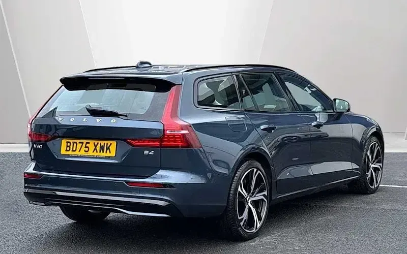 Używany Volvo V60 Plus 197 KM (144 kW) 2026 Kombi