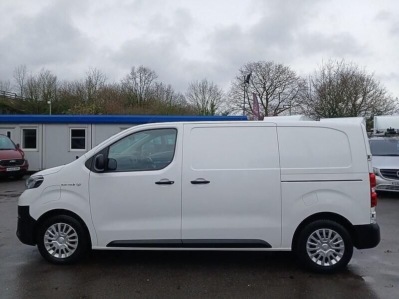 Used Toyota Proace 100 kW (136 HP) 2021 White MPV