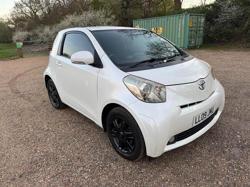 Used Toyota iQ 68 HP (50 kW) 2009 White Hatchback