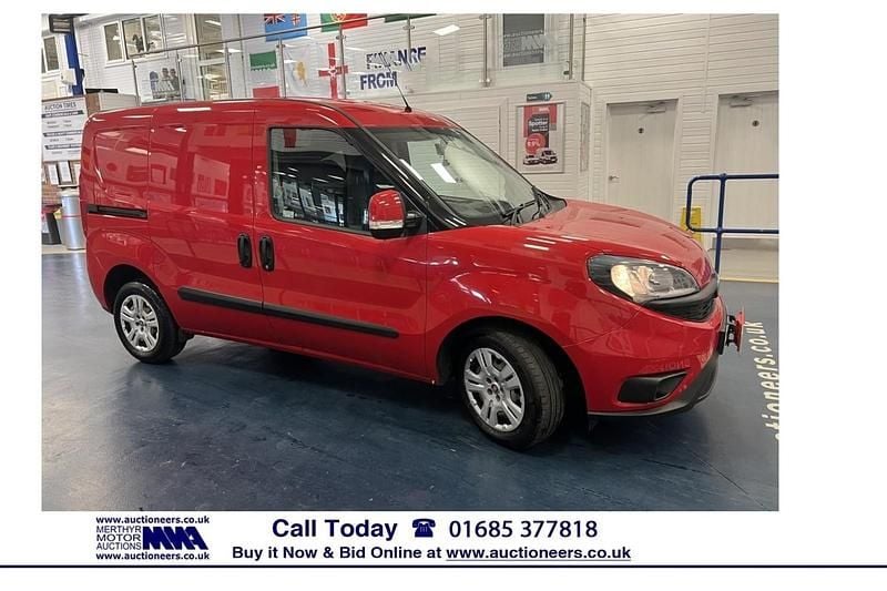 Used Fiat Doblò 95 HP (69 kW) 2018 Red MPV