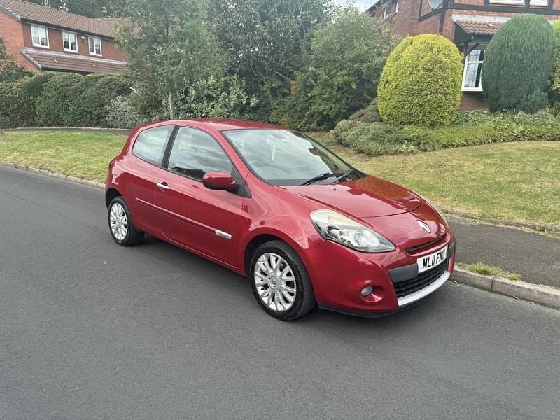 Red Used 2011 Renault Clio II Dynamique Hatchback | £1,495 (Good price) - Image 1/4
