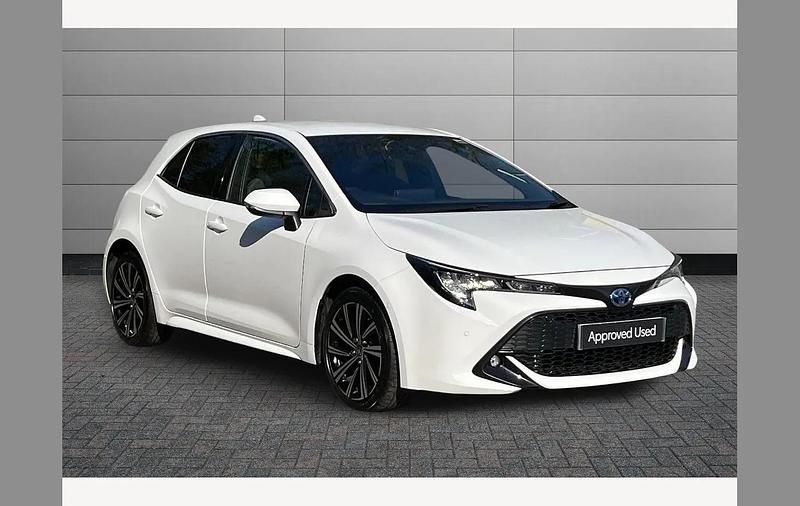 Used Toyota Corolla Design 140 HP (102 kW) 2022 White Hatchback