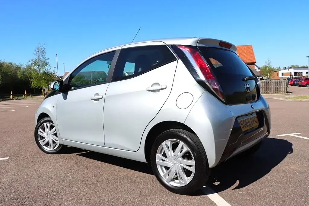 Used Toyota Aygo x-press 2015 Silver Hatchback