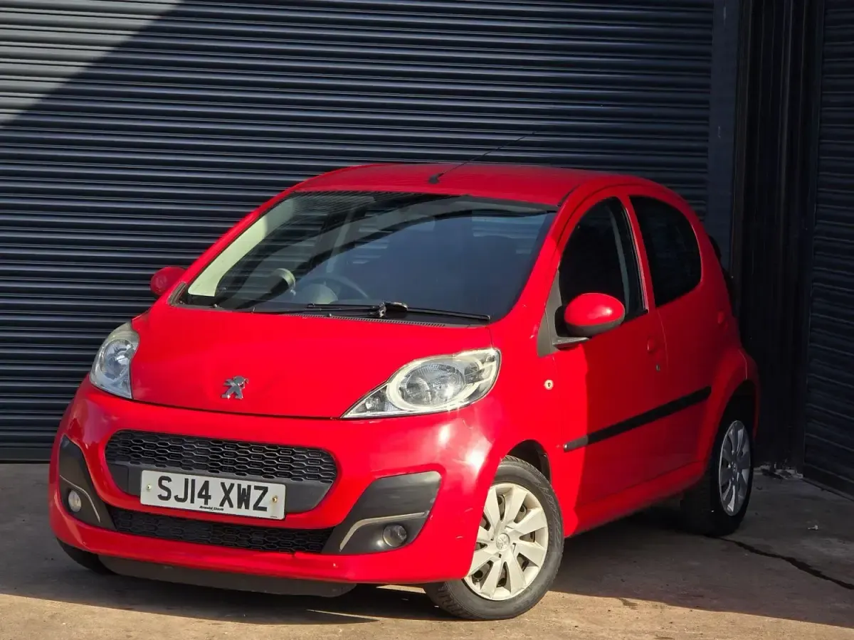 Käytetty Peugeot 107 Active 68 HP (50 kW) 2014 Punainen Viistoperä