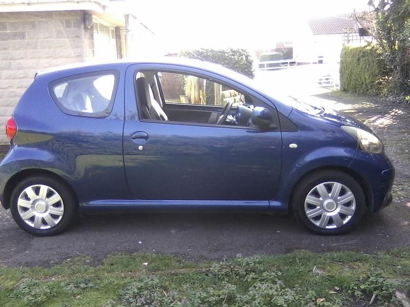 Used Toyota Aygo 67 HP (49 kW) 2008 Blue Hatchback