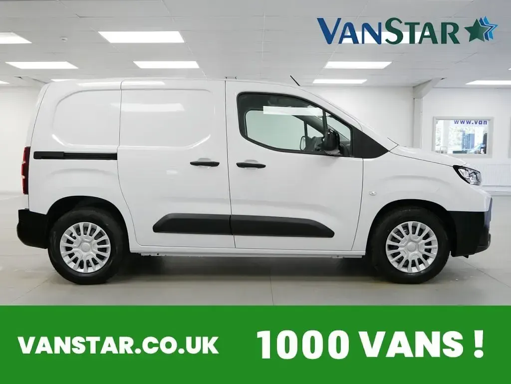 Used Toyota Proace 100 kW (136 HP) 2024 White MPV