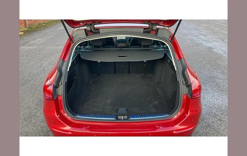 Used Mercedes C200 Exclusive Luxury 200 HP (147 kW) 2023 Red Estate