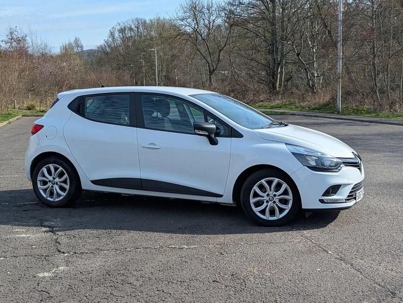 Used Renault Clio IV Play 75 HP (55 kW) 2017 White Hatchback