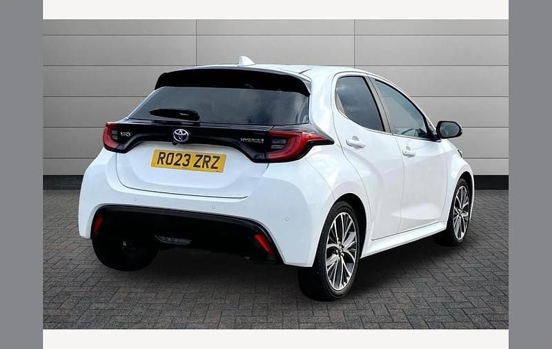 Used Toyota Yaris Hybrid 116 HP (85 kW) 2023 White Hatchback