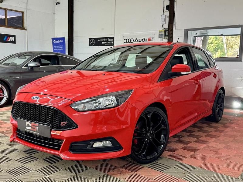 Used Ford Focus ST 250 HP (183 kW) 2017 Red Hatchback