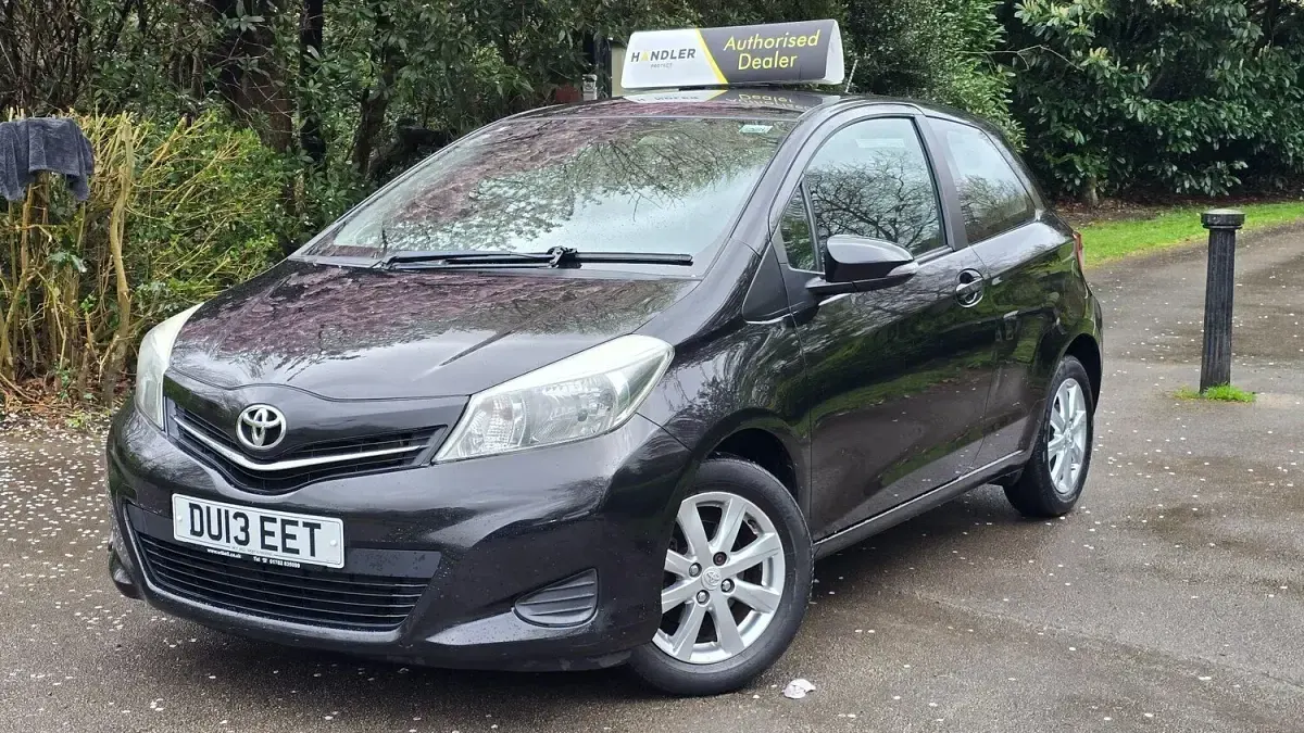 Used Toyota Yaris 101 HP (74 kW) 2013 Black Hatchback