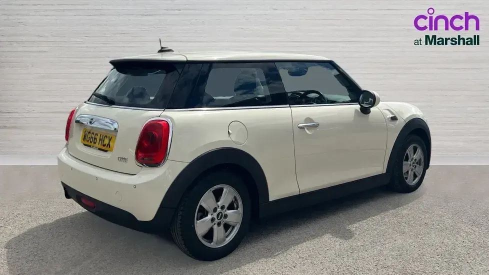 Used Mini ONE Pepper 102 HP (75 kW) 2016 White Hatchback