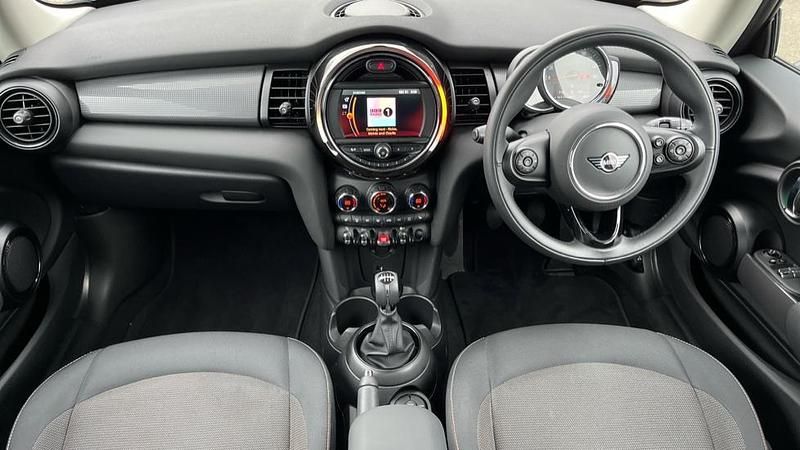 Used Mini Cooper Classic 134 HP (98 kW) 2020 Red Hatchback