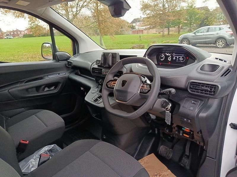 New Peugeot Partner 129 HP (94 kW) 2025 White MPV