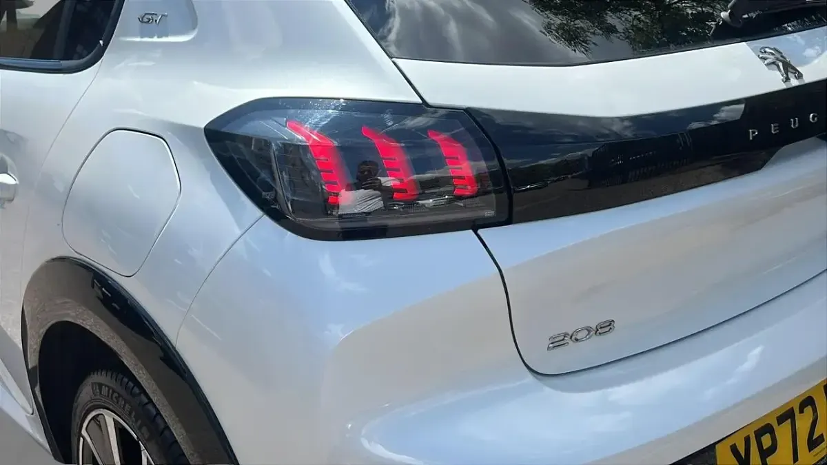 Used Peugeot 208 GT 99 HP (72 kW) 2022 White Hatchback