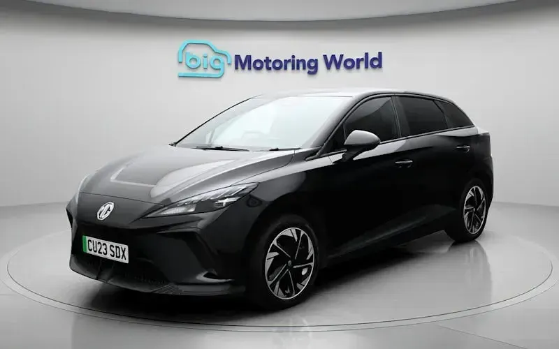 Begagnad MG MG4 EV SE 319 kW (435 HK) 2023 Svart Halvkombi