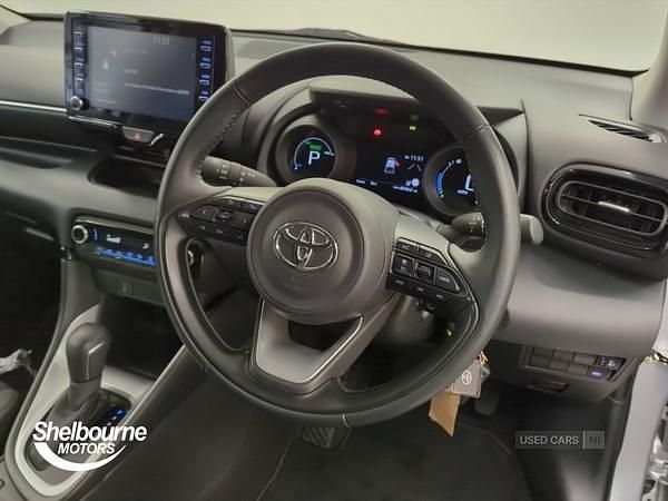 Used Toyota Yaris Hybrid Design 116 HP (85 kW) 2022 Silver Hatchback