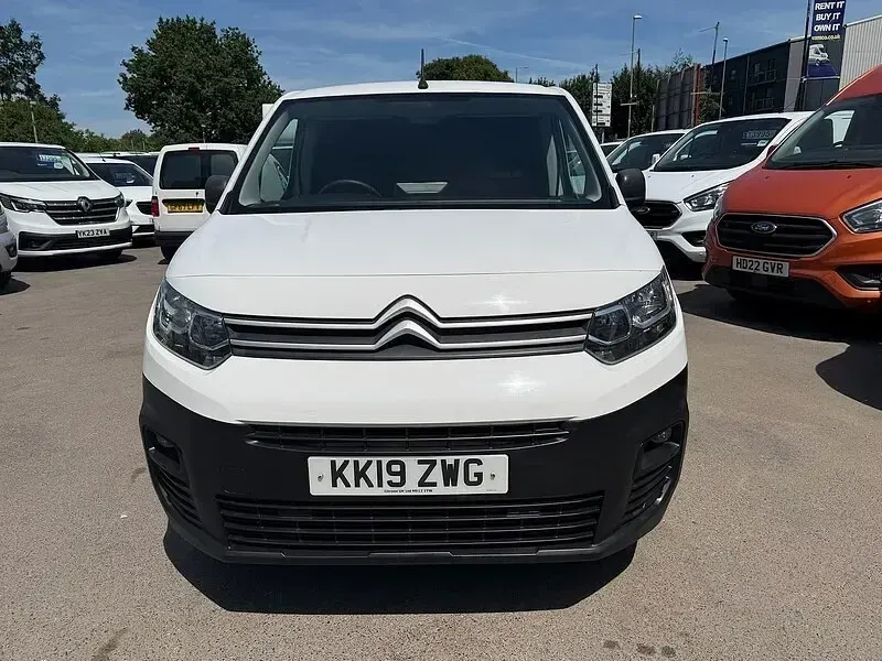 Used Citroën Berlingo Start 100 HP (73 kW) 2019 White MPV