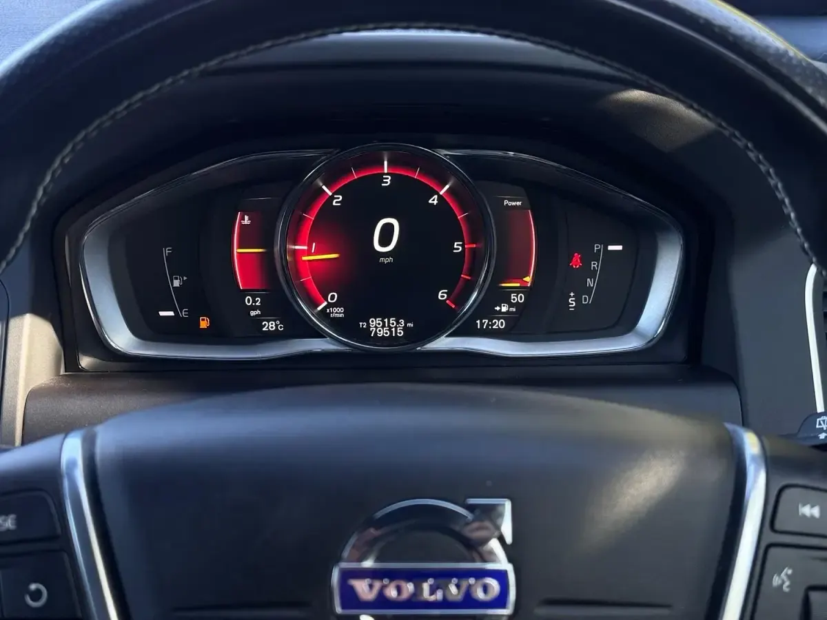 Used Volvo XC60 R-Design 190 HP (139 kW) 2017 White SUV