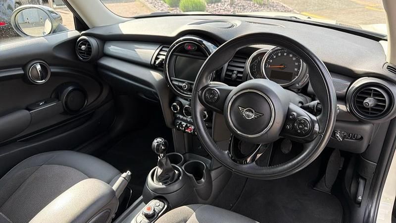 Usado Mini Cooper Classic 136 HP (100 kW) 2019 Branco Citadino