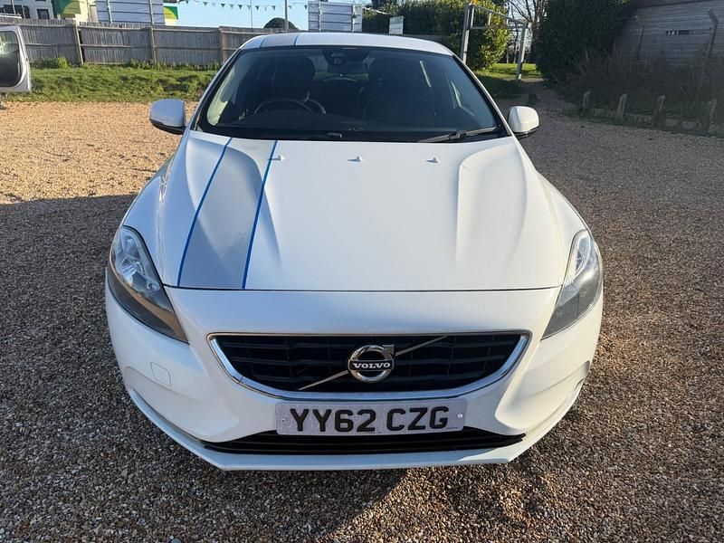 Used Volvo V40 SE 115 HP (84 kW) 2012 White Hatchback