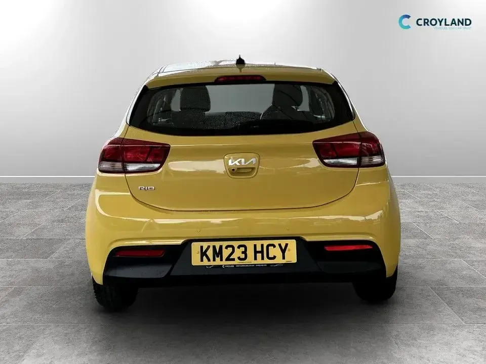 Used Kia Rio 83 HP (61 kW) 2023 Yellow Hatchback