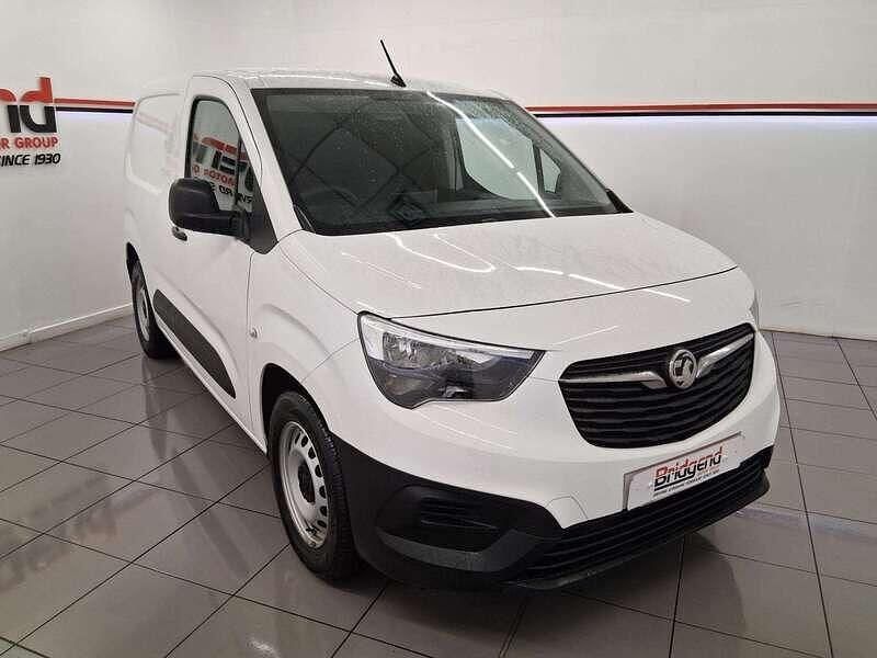 Second-hand Vauxhall Combo 100 kW (136 CP) 2022 Alb Monovolum