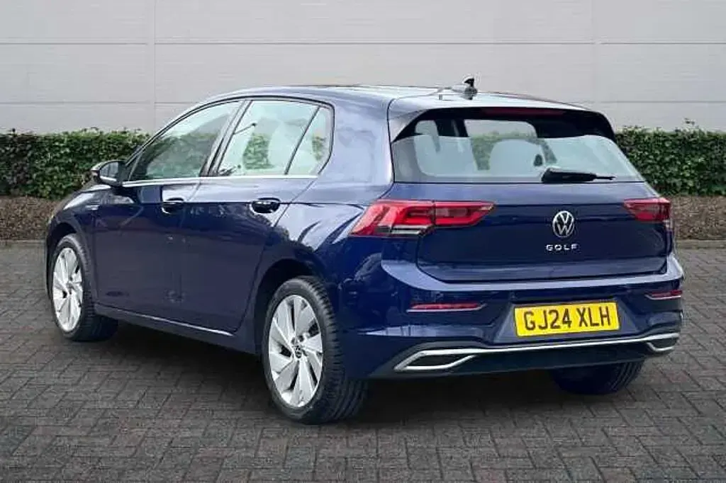 Second-hand VW Golf VIII Style 150 CP (110 kW) 2024 Albastru Hatchback